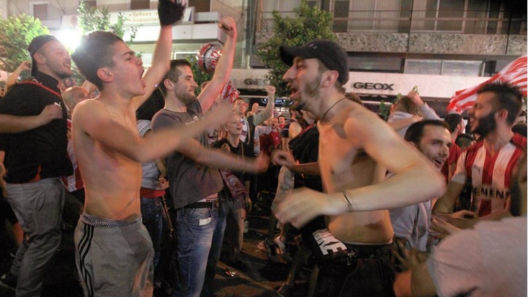 Olympiakosovi navijači izboli, pretukli i opljačkali Engleze u Pireju