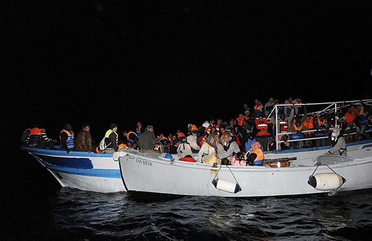 Italija naredila da se sedam brodova s tisuću migranata vrati u Afriku