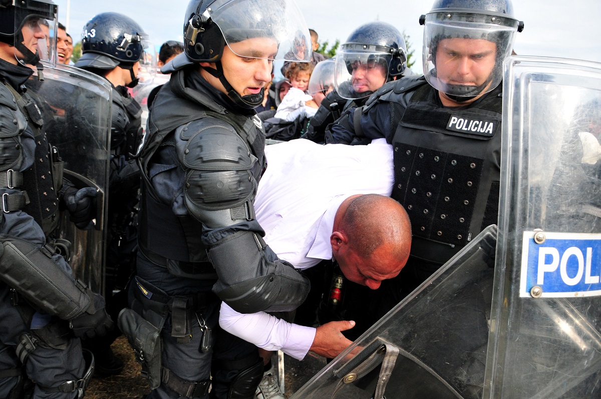 Azilanti iz Slovenije krijumčarili migrante