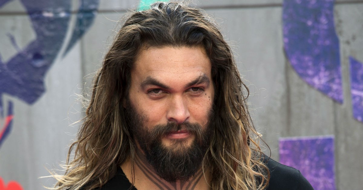 Zgodni Jason Momoa izgleda muževno i u ružičastoj jakni