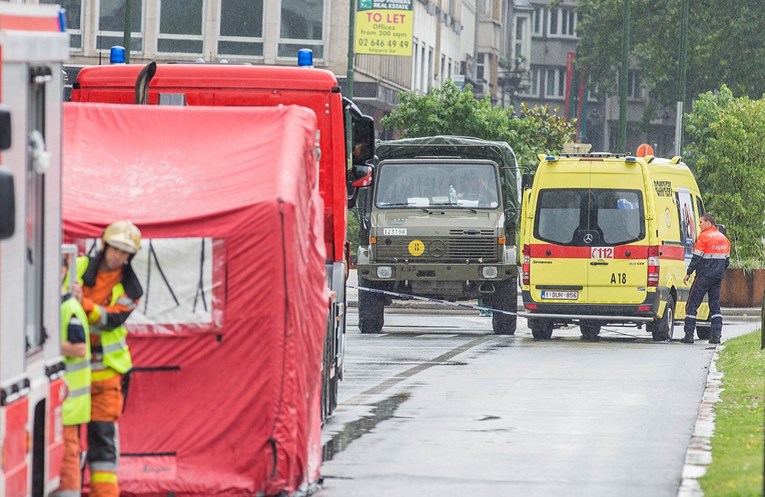 U Bruxellesu iz kalašnjikova pucao po restoranu, traži ga policija