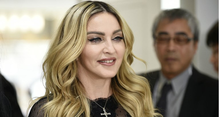 Madonna sada ima kratku crnu kosu i izgleda neprepoznatljivo