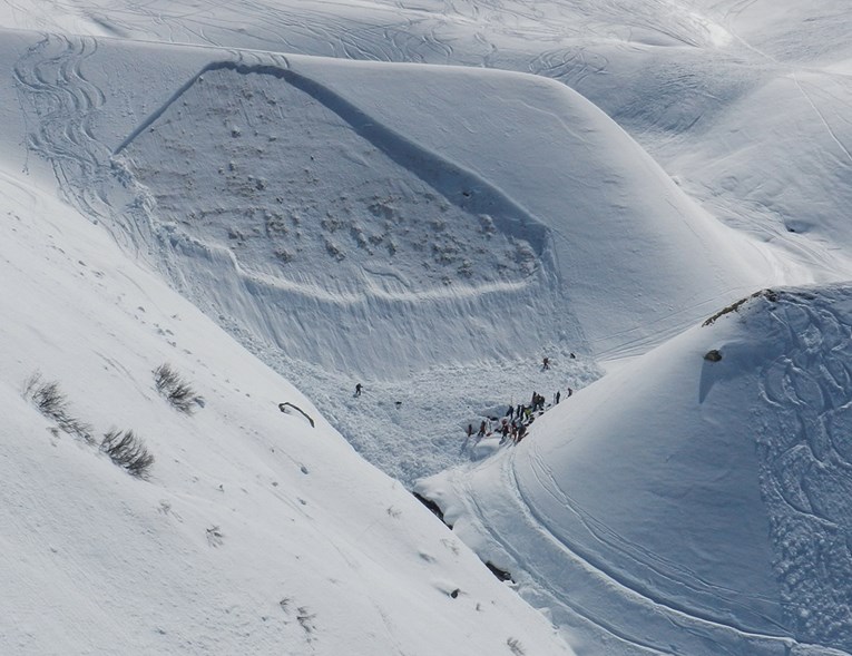 Lavina u Tirolu: Jedna osoba poginula, četiri izvučene žive ispod hrpe snijega