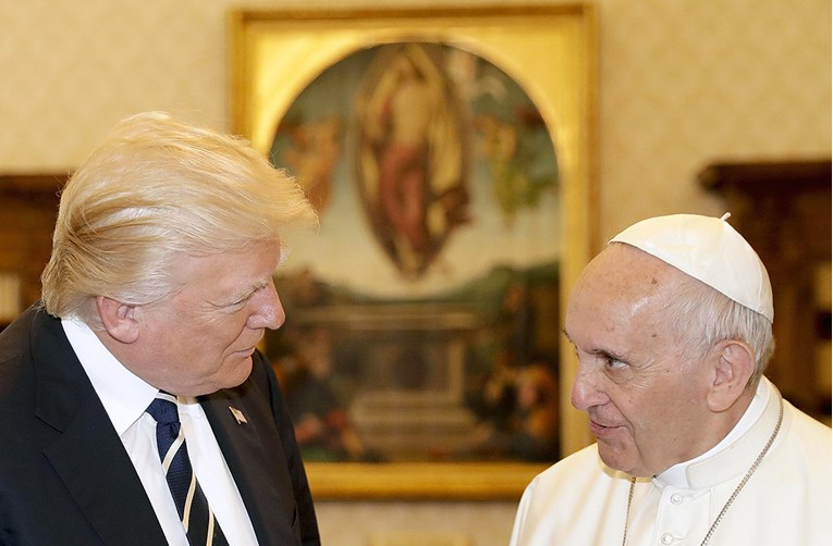 Papa spreman Trumpu u lice reći da je okrutan