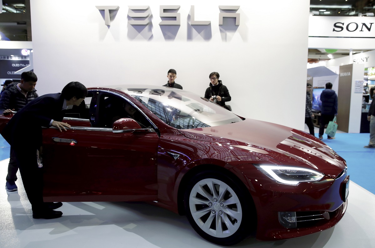 Tesla napokon proizvodi dovoljno automobila, ali ne uspijeva ih prodati