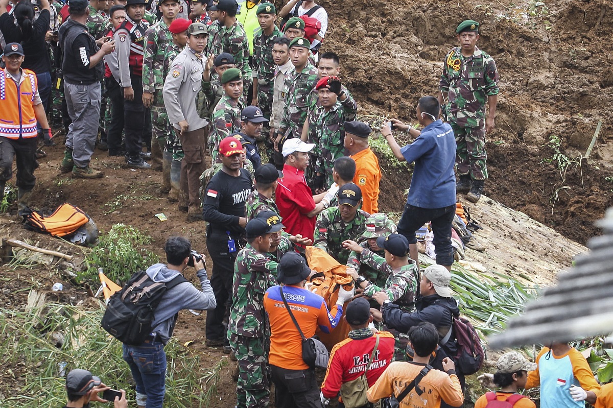 Čak 22 mrtvih i brojni nestali nakon velikih poplava u Indoneziji