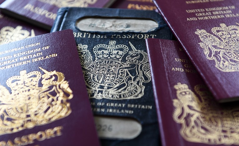 Britanija počela izdavati nove putovnice bez oznake "EU"