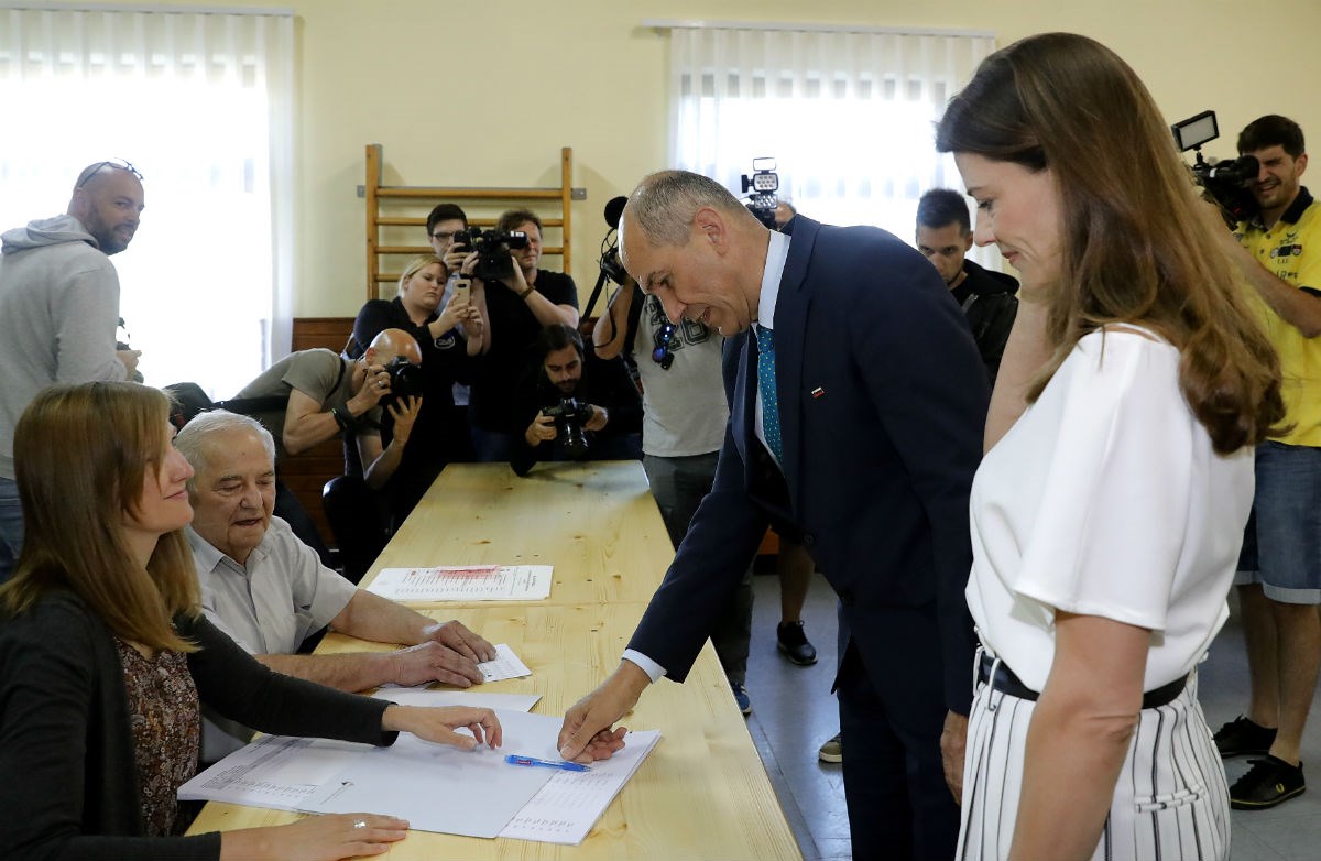 Slovenski demokršćani na referendumu odlučuju koga će podržati za premijera?