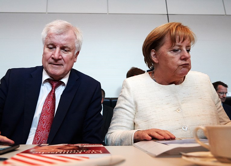 Njemački ministar protiv Angele Merkel. Migranti bi mogli srušiti vladu