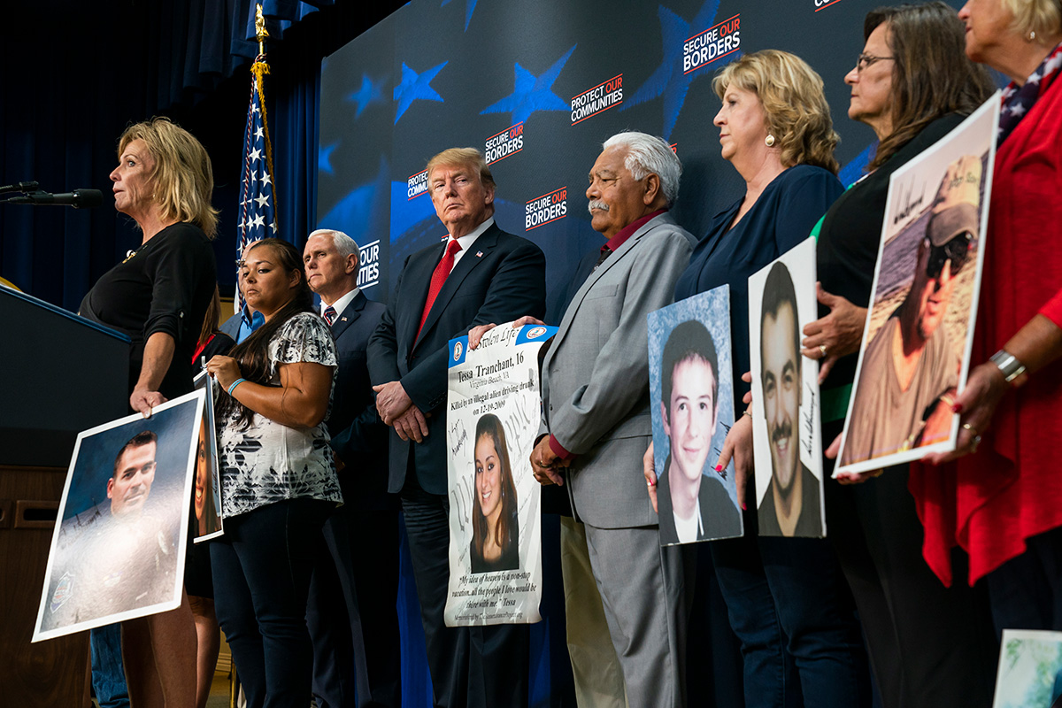 Trump s obiteljima žrtava ilegalnih imigranata: "Ovo su obitelji koje mediji ignoriraju"