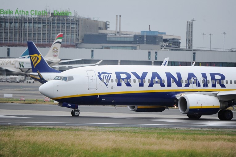 Muškarac u Dublinu trčao za avionom i vikao pilotu da ga pričeka. Uhićen je.