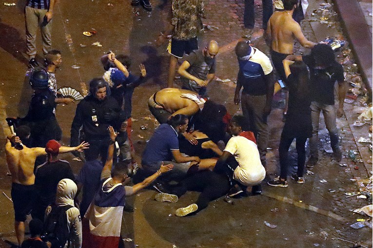 VIDEO Grozne slike iz Francuske: Huligani zasjenili slavlje, poginula dva muškarca