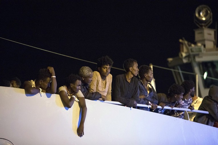 Italija dopušta uplovljavanje broda s migrantima, ali ne i iskrcavanje