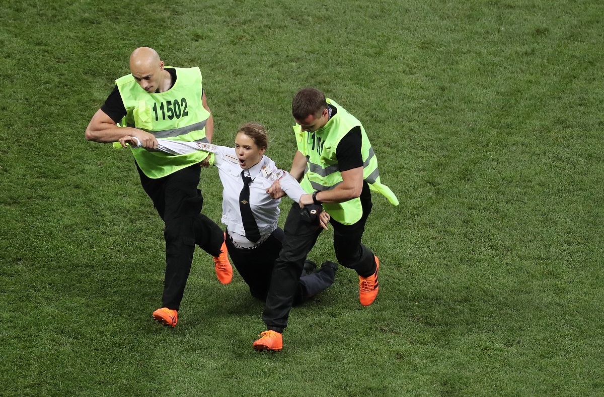 Članovi Pussy Riota koji su prekinuli utakmicu Hrvatske i Francuske idu 15 dana u zatvor
