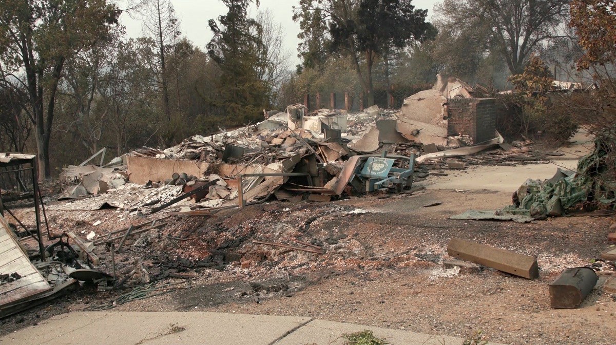 Traga se za šestero ljudi nestalih u požaru u SAD-u, 14 osoba pronađeno živo