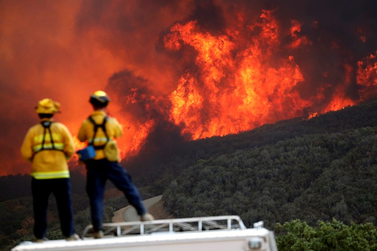 Najveći požar u Kaliforniji gorjet će do kraja mjeseca, gase ga i zatvorenici