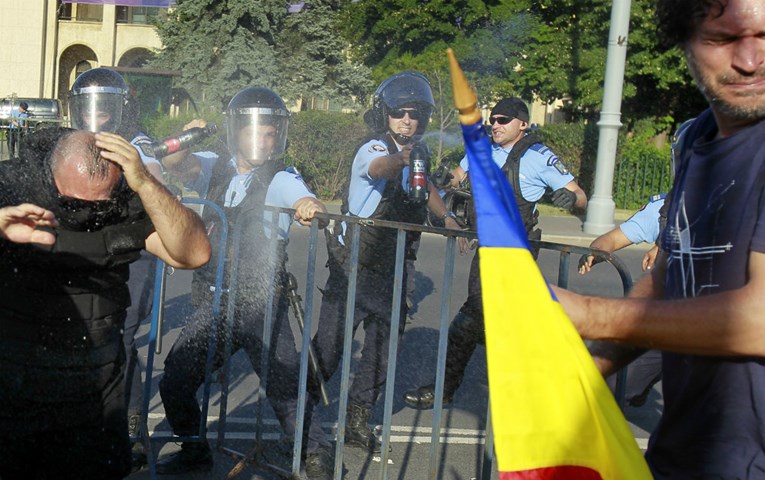 Kaos u Bukureštu, prosvjednici se sukobili s policijom