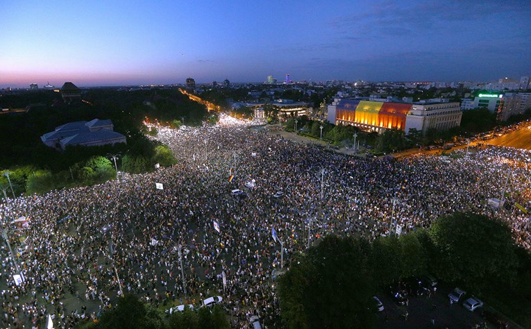 Sto tisuća Rumunja je bilo na ulicama, pogledajte demonstracije protiv korupcije