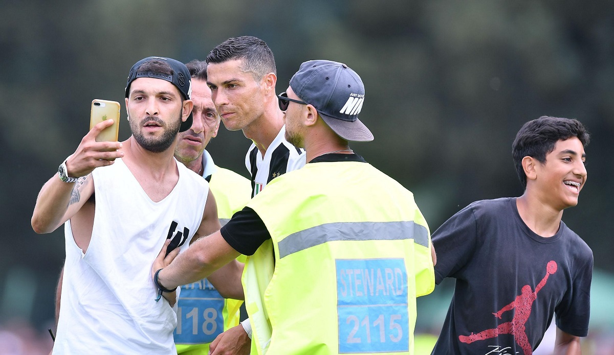 Navijači uletjeli u teren i okružili Ronalda