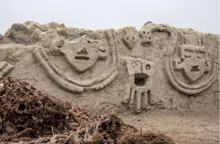 U Peruu otkriven gotovo 4000 godina star zidni reljef zmije i ljudske glave