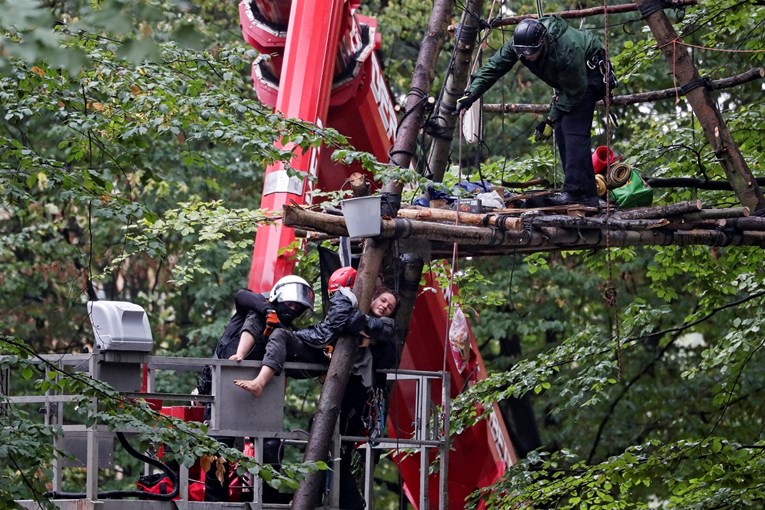 Njemačka policija rastjerala aktiviste iz kućica na drvetu u šumi kraj Kölna