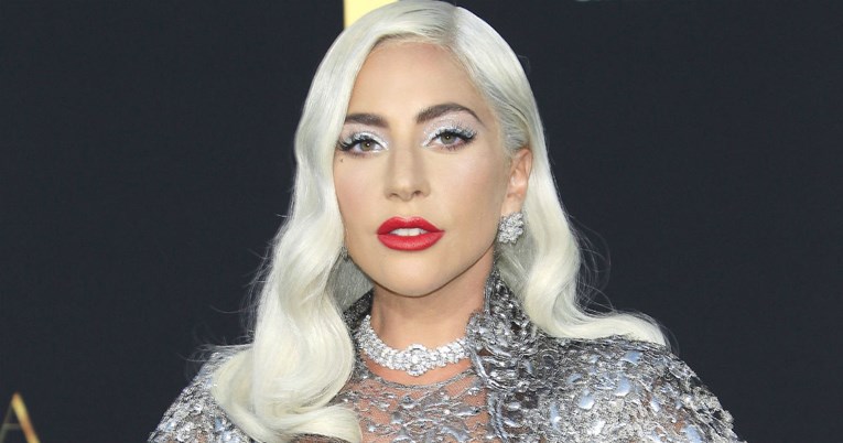 Lady Gaga vraća glamur u Hollywood omotana u srebrnu čipku