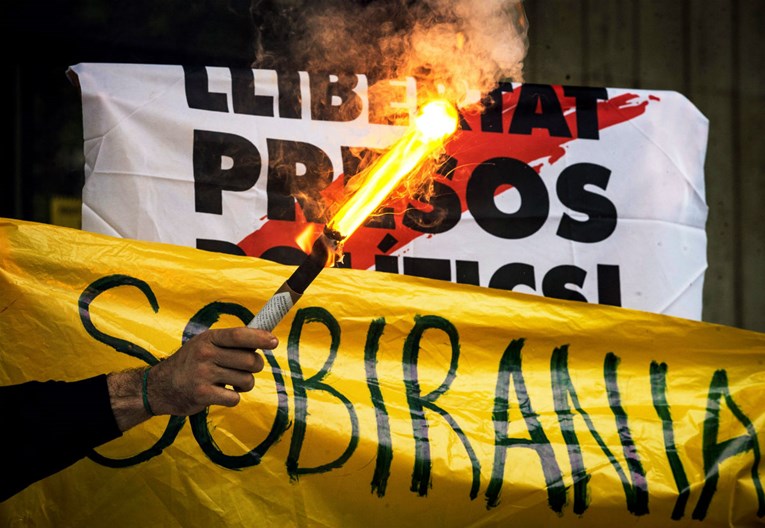 Katalonci provalili u predstavništvo vlade u Gironi, skinuli španjolsku zastavu