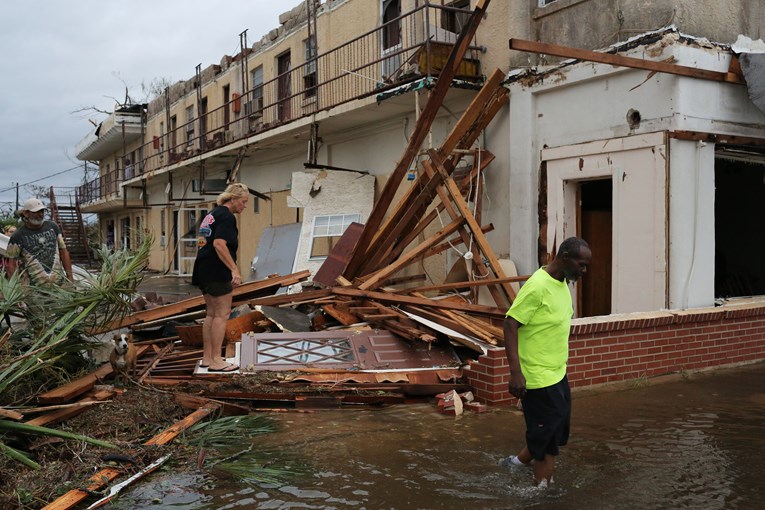 Dijete i muškarac poginuli nakon uragana, stotine tisuća ljudi bez struje