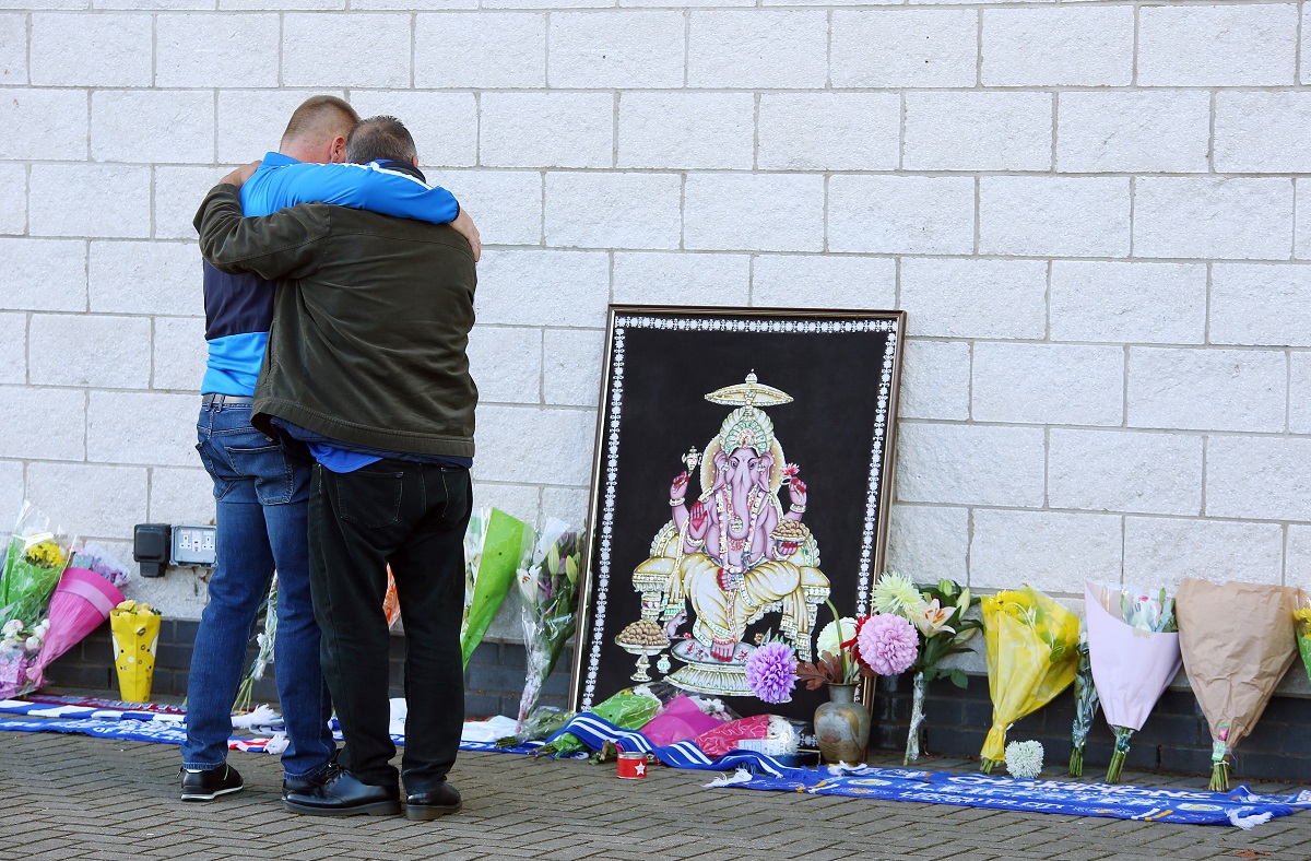 Leicesterovi navijači s cvijećem pred stadionom: "Teško da je itko preživio"