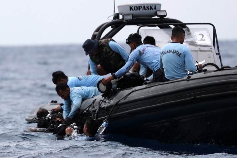Spasioci locirali signal iz crne kutije aviona koji se srušio u Indoneziji