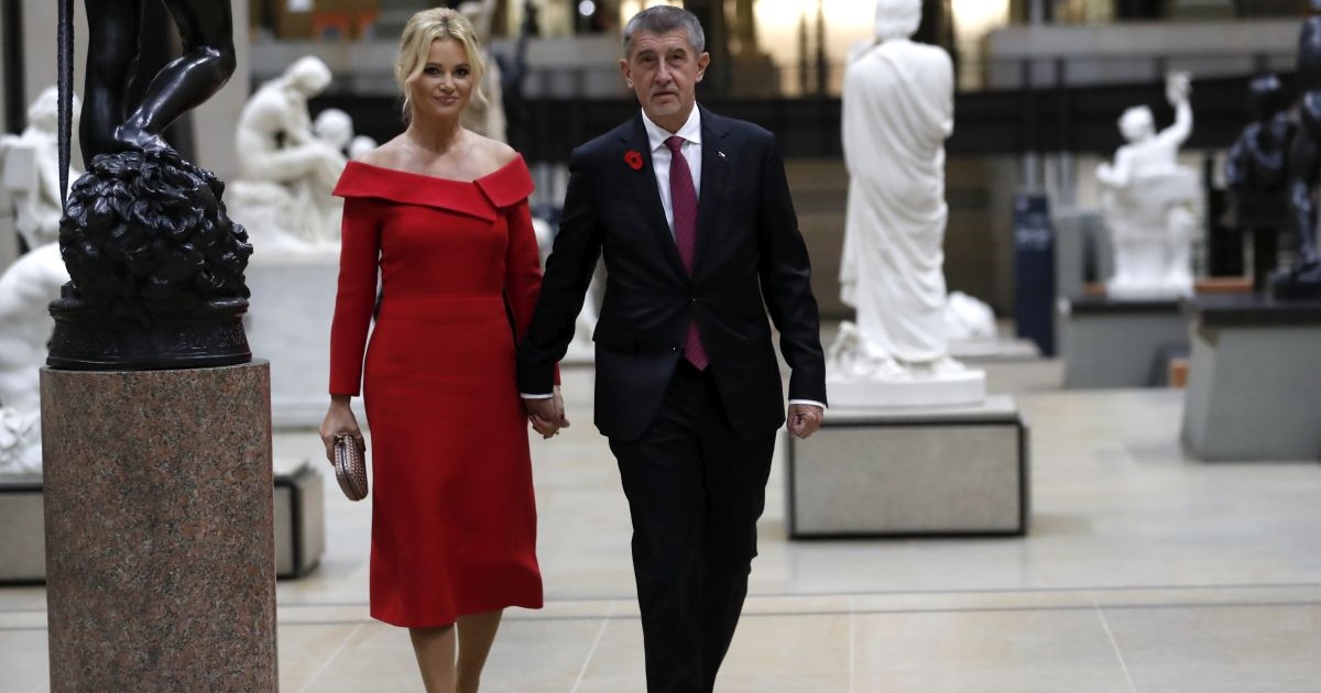 Svi su gledali atraktivnu Moniku, 20 godina mlađu partnericu "češkog Trumpa"