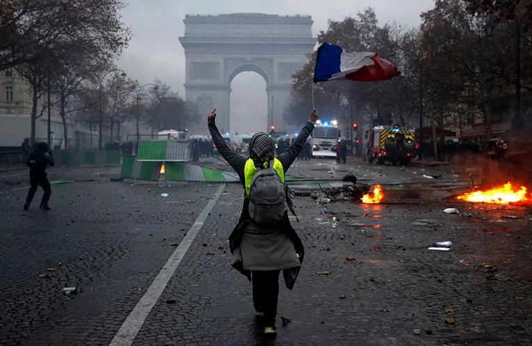 Slavoluk pobjede u Parizu je jako oštećen. Šteta milijunska