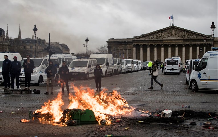 Francuska oporba traži da se proglasi izvanredno stanje zbog prosvjeda