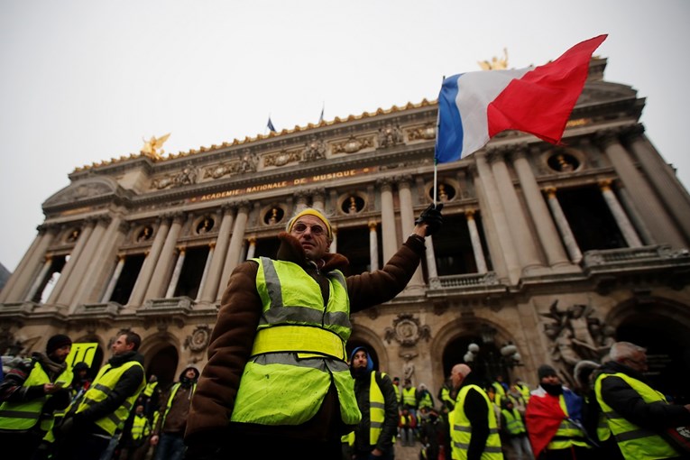 I dalje napeto u Parizu: Ima nereda, ali broj prosvjednika je puno manji