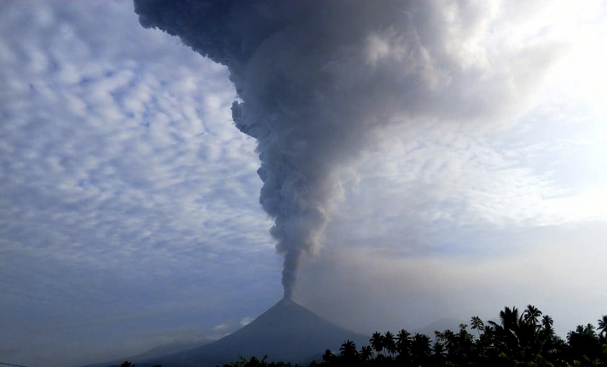 Na indonezijskom otoku erumpirao vulkan