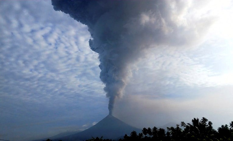 Na indonezijskom otoku erumpirao vulkan