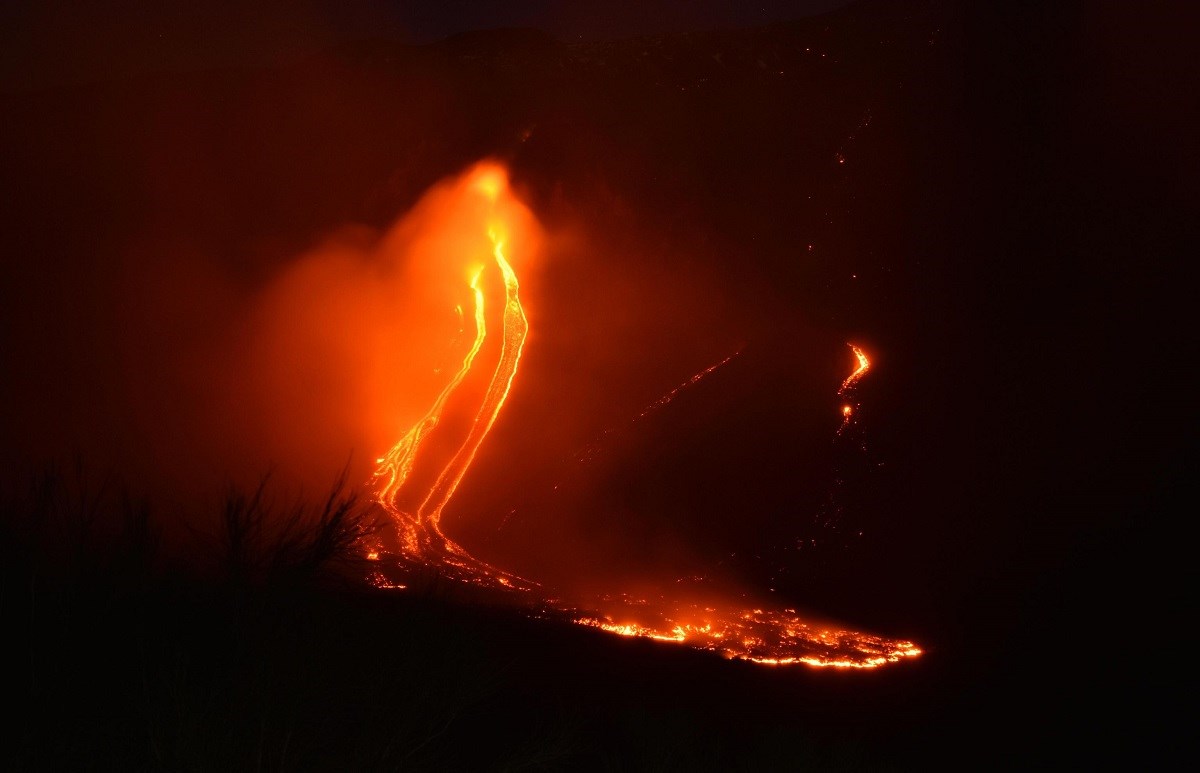 VIDEO Etna ne prestaje izbacivati lavu, pepeo prekrio sela. Ozlijeđene 4 osobe