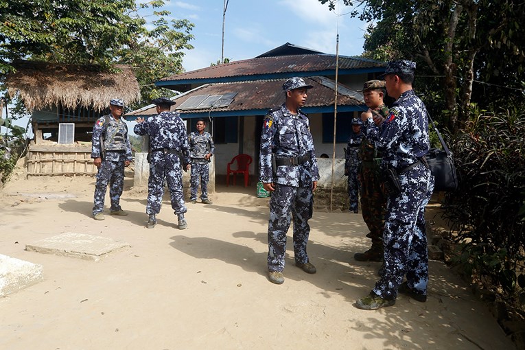 U mjanmarskoj pokrajini Rakhineu u napadu ubijeno 9 policajaca