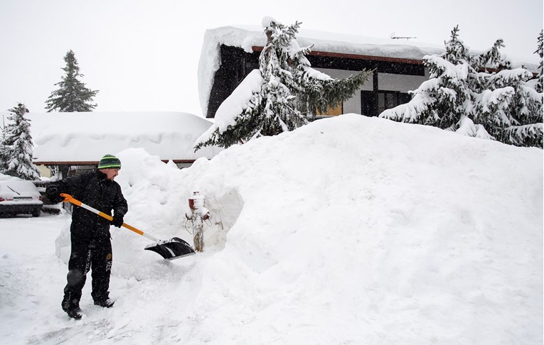 Pao snijeg u Austriji, odmah nastao kaos. Skoro deset tisuća domova bez struje