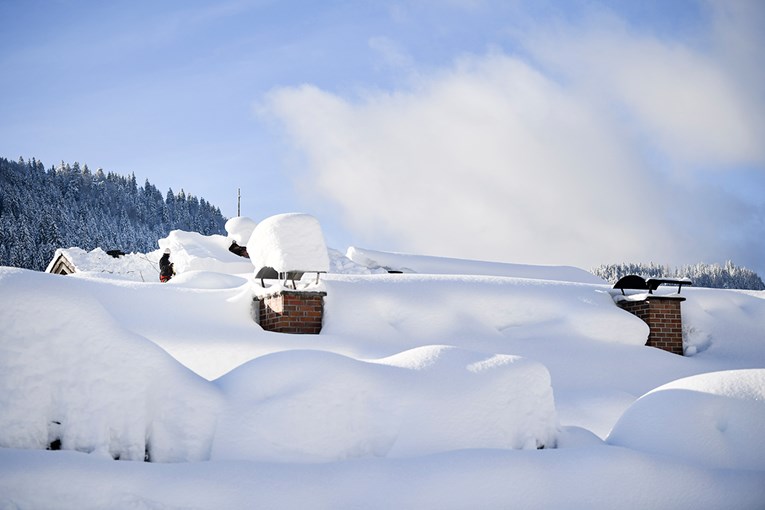 U Alpama ima čak 5 metara snijega. Danas nova snježna oluja i vjetar do 160 km/h