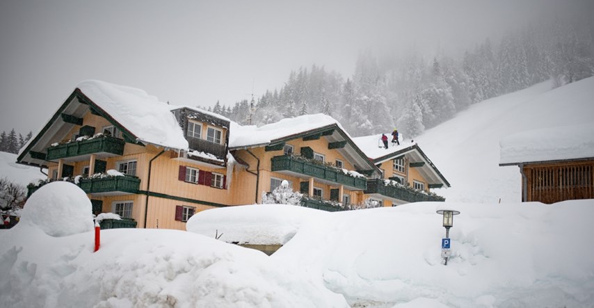 Alpe pod 7 metara snijega, a past će ga još. Nova lavina zatrpala hotel