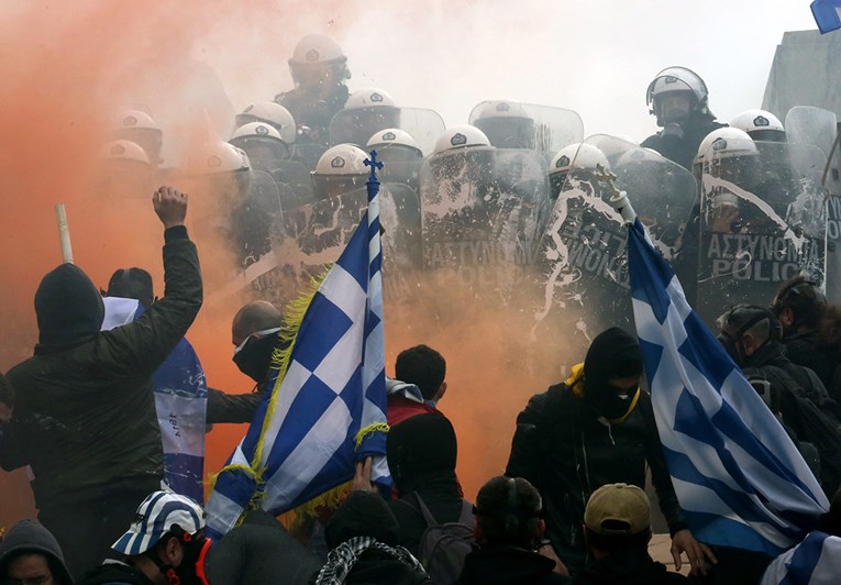 VIDEO U Ateni sukob policije i prosvjednika, za sve je krivo ime Makedonije