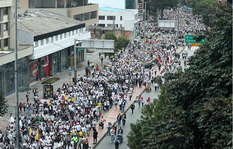 Tisuće u bijelom prosvjedovale protiv terorizma u Kolumbiji