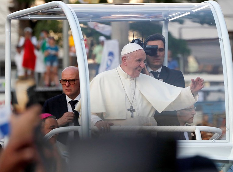 Papa u Panami: Mladić s venezuelskom zastavom zaletio se prema njegovom konvoju