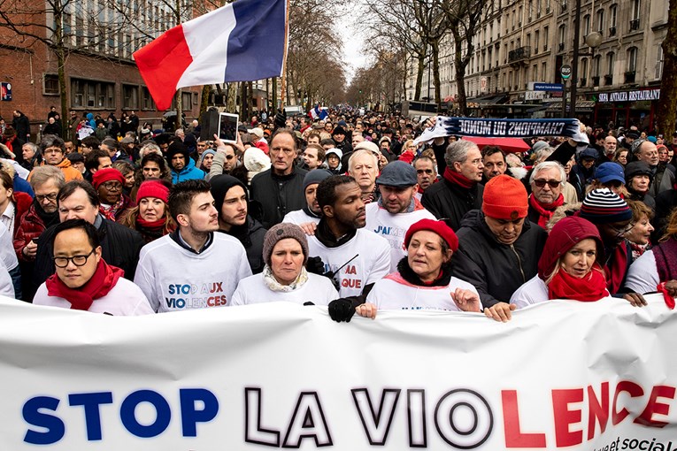 Crvene marame protiv žutih prsluka: U Parizu 10 tisuća ljudi protiv nasilja