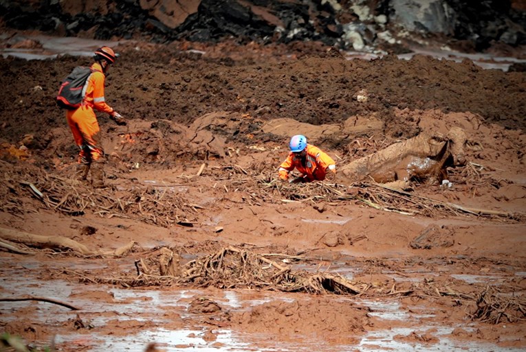 Strašne slike iz Brazila: Blato prekrilo sve, 250 nestalih nakon puknuća brane