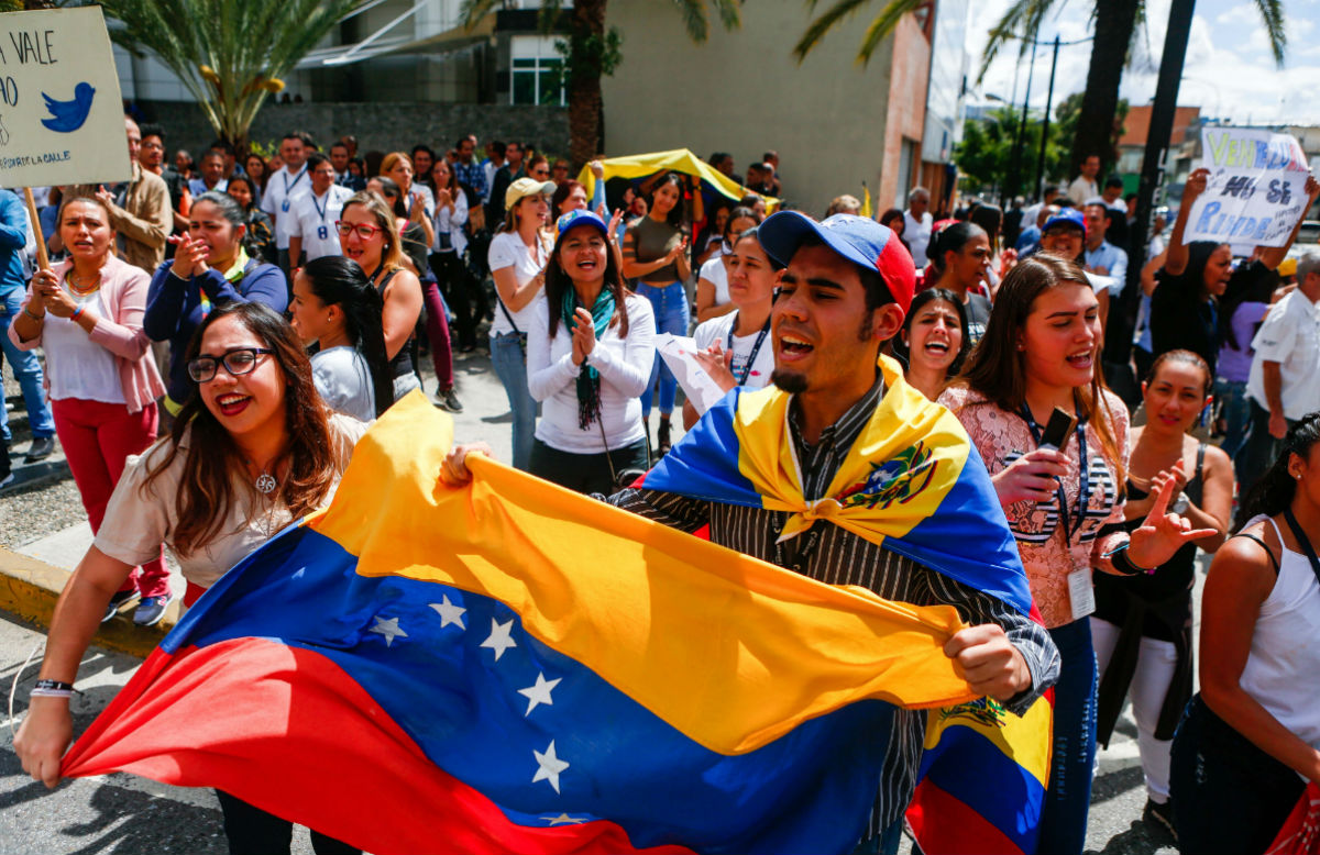 Guaido i tisuće pristaša u Venezueli pozivaju vojsku da se pobuni protiv Madura