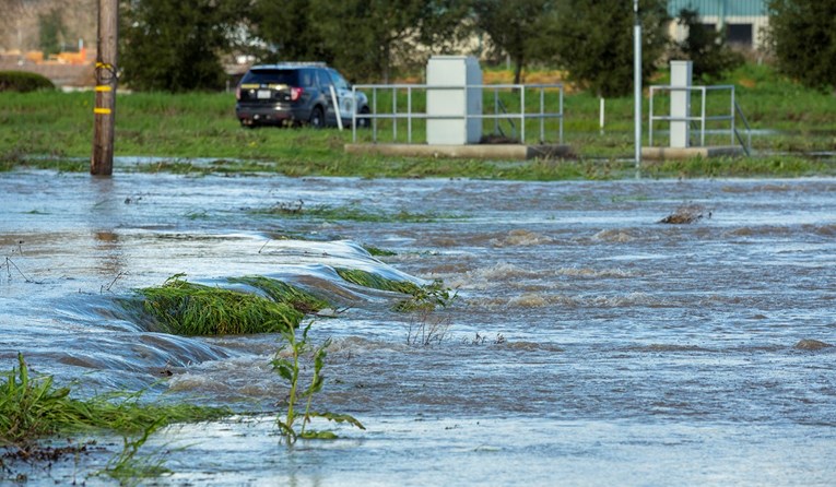 Poplava potopila 2000 zgrada u Kaliforniji, evakuirano 3600 ljudi