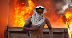 Kaos u Venezueli: Najmanje četvero mrtvih, zapaljeni kamioni s pomoći