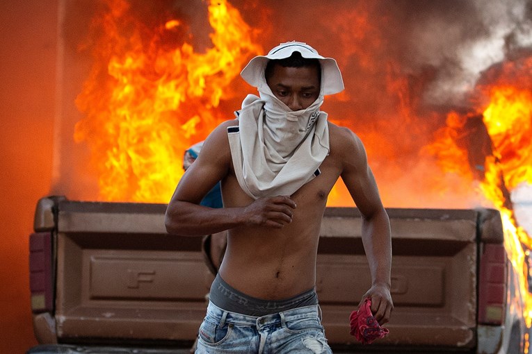 Kaos u Venezueli: Najmanje četvero mrtvih, zapaljeni kamioni s pomoći